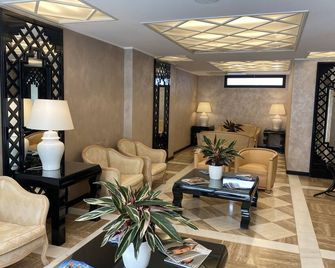 Hotel President - Vintage Hotel in centro - ריצ'ונה - טרקלין