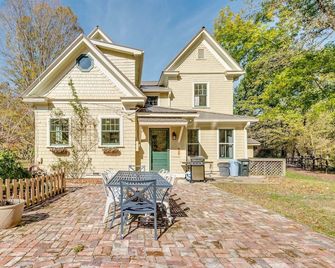 Spacious Mountain Farmhouse | Creek | Hot Tub | Fireplaces | In Town - Hot Springs - Patio