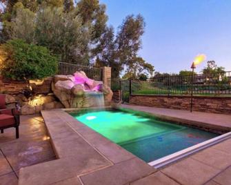 Family Fun Home with Golf Course View. Relaxing backyard. Centrally located. - Mission Viejo - Pool