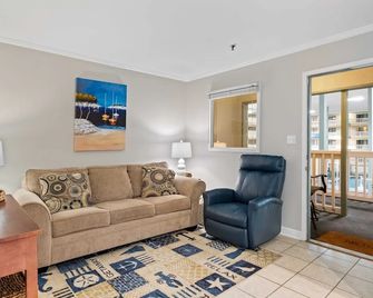 Steps to Pool & Beach: Family Condo in Hilton Head - Hilton Head Island - Living room