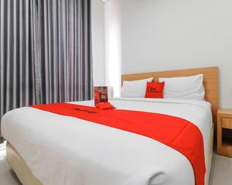 RedDoorz Plus @ Kelapa Dua Kebon Jeruk - Jakarta - Bedroom