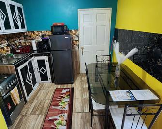 Montego Bay Rooms and Tours - Bahía Montego - Cocina