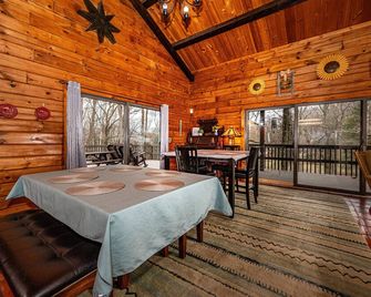 Unique secluded cabin, cathedral ceiling, gas cook range, pool table ,hot tub - Morgantown - Comedor