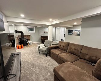 Dreamy & Comfy Lake Oasis ~ Hot Tub ~ Heated Pool ~ Dock - Coffee Bar - Bailieboro - Living room