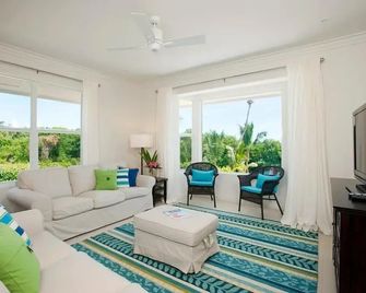 Driftwood 4 Bedroom Home - Governor’s Harbour - Huiskamer