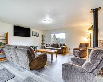 Olympic Peninsula Vacation Rental 1 Mi to Water - Sekiu - Pokój dzienny