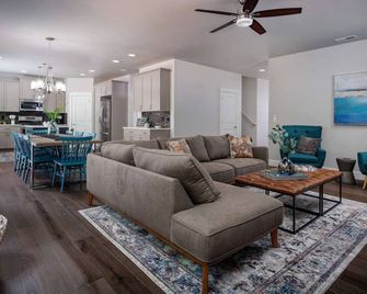 Superb New Construction, Pet Friendly, Hot Tub, Ping Pong, Near TopGolf, Under 15 Miles to Portland - Aloha - Living room