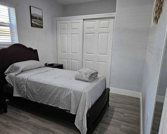 Charming 2-Bedroom Apartment , Ac In Miramar\nnot Available. Property Sold. Sorry - Miramar - Bedroom