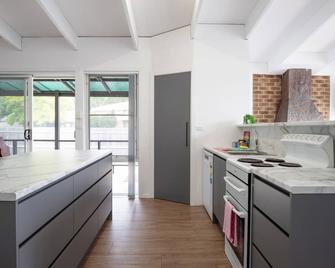 Pet Friendly House Steps from Batemans Bay - Batemans Bay - Kitchen