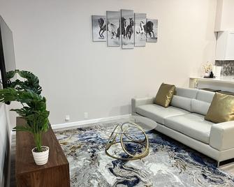 Modern Luxury Villa w/ Heated pool & patio -6 min from WEF - Wellington - Living room