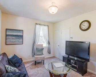 East side cottage10 min to Downtown15 min to NAS20 min to Pensacola Beach - Pensacola - Living room