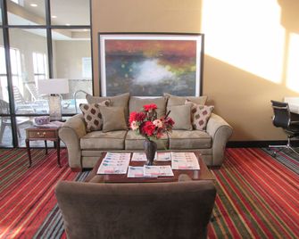 Holiday Inn Express Cloverdale (Greencastle) By IHG - Cloverdale - Zwembad