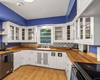 Hilltop Charm — 4BR house in Menomonie - Menomonie - Küche
