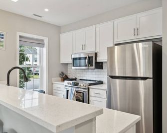 Midlothian 3 Bedroom getaway for up to 8 guests! - Midlothian - Kitchen