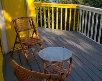 Bed and Beach - Newly Renovated Studio on the Beach near February Point Exuma - Georgetown - Balcón