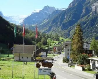 Adler - Glarus Süd - Buiten zicht