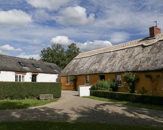Thatched Irish Cottage in Beautiful and Tranquil Countryside - Adare - Building