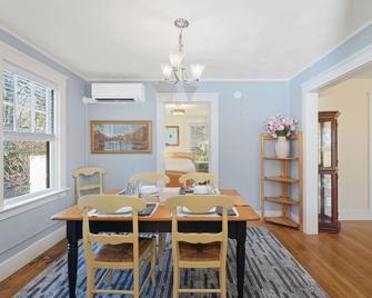Weymouth Hill Station. Hillside cottage retreat with water views - East Greenwich - Dining room