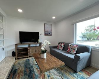 Modern 3 King Beds, Beautiful Large Backyard, Wfh, Long Stays, Waterfall, Wi-Fi, Fwy, 25 Mins To Beach - Thousand Oaks - Living room