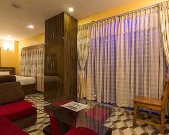 Midpoint Inn Resort - Kumarwarti - Living room