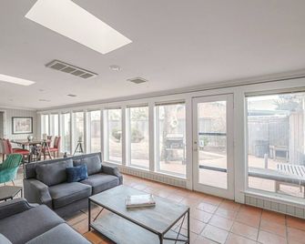 Right At Home-Midland Posh & Private with Billiards - Midland - Living room