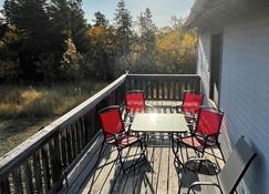Beautiful Location, super close to hiking trails as well as breathtaking scenery - East Glacier Park - Balkon