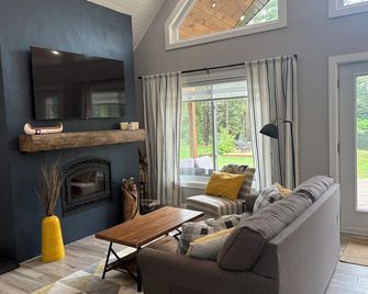 Beautiful 4 Season Cottage-Sauna,Canoe Kayaks,Paddleboard - Fort-Coulonge - Living room