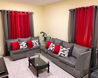 Charming 3-bedroom house with WiFi, AC in Nagua - Nagua - Wohnzimmer