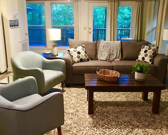 The Cottage At Eden Isle - Heber Springs - Living room