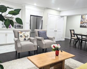 Stunning Furnished 2 Bedroom 2 Washroom - Брамптон - Вітальня