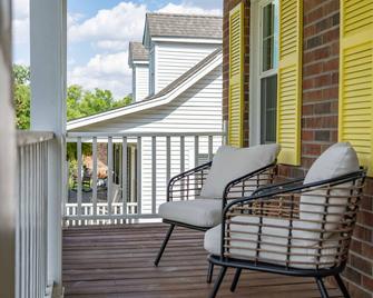 Hanahan Haven Gameroom Bikes Firepit Dog & Family Friendly - Hanahan - Balcony