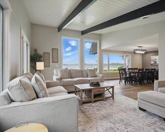 Paradise Found! Beautiful Lake Home with Private Heated Pool on Cannon Lake! - Faribault - Huiskamer