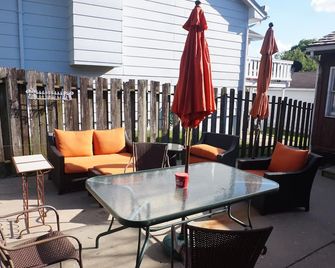 Large Ranch Style Home with 6-7 bedrooms - Urbandale - Патіо