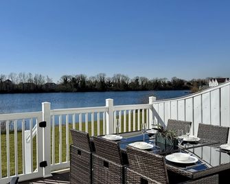 Family Lakeside Lodge, Cotswold Water Park - Cirencester - Balcon
