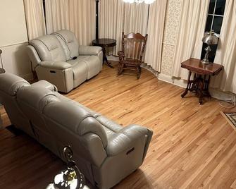 Beautiful place to stay, short walk to our downtown filled with places to visit. - Adel - Living room