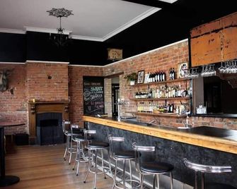 ذا إيسترن هوتل أكوموداشنز - بولارات - بار