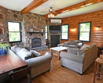 Hudson Valley Getaway for Families - Stony Point - Living room