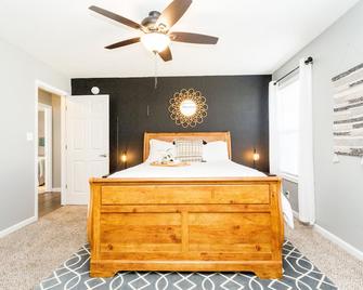 Once-In-A-Lifetime Coffee-Themed Stay For Up To 8 - Clarksville - Bedroom