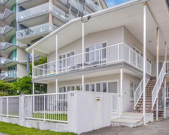 Legacy 4 - Affordable Beachfront Living in Bilinga (North Kirra) - Min. 3 Night Stays! - Bilinga - Building