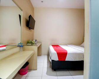 RedDoorz near Pasar Tarapung Siring Banjarmasin - Banjarmasin - Slaapkamer