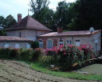 Charming gîte with swimming pool in park approved as a remarkable garden - Nettancourt - Edificio