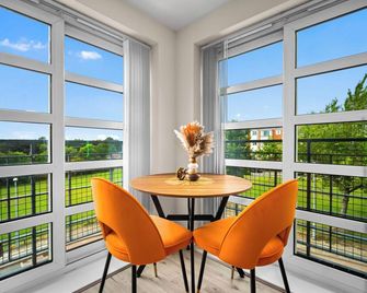 Dote Haven Stylish 2 Bed Apartment - Free Parking And Free High Speed Wifi - Marston Green - Dining room