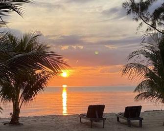 La Vida Belize - Casa is a Beautiful Beach Front Home with Pool - Placencia - Beach