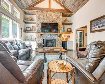 Mountain Bearadise Home with Stunning Views - Sapphire - Sala de estar