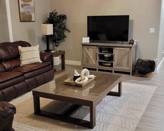 Family Friendly Retreat in Spring Valley near Milford Lake, Fort Riley and KSU - Junction City - Living room