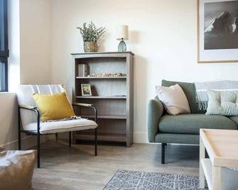 Revy Mountain Retreat - Revelstoke - Living room