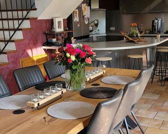 Entire gîte for 15 people with garden, swimming pool and real jacuzzi - free access 24 hours a day! - Épernay - Essbereich