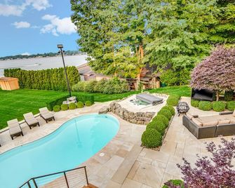 Lakefront Tech-savvy Home with Pool & Hot Tub - LaPorte - Pool