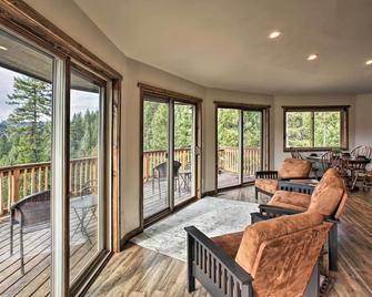 Unique 40 Acre Nature Retreat with Trails and Views! - Coeur d'Alene - Living room