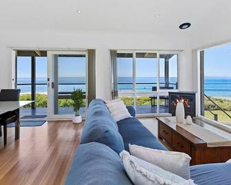 5 Whitecrest Resort - Pool & Amazing Ocean Views - Wongarra - Living room